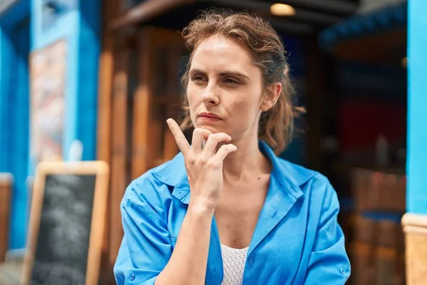 Young Woman Standing Doubt Expression Street — Stockfoto