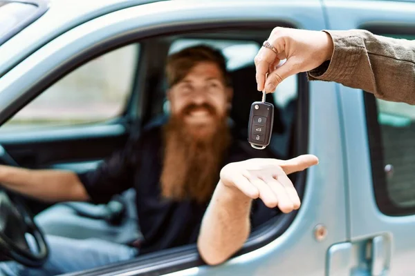 Jovem Irlandês Sorrindo Feliz Sentado Carro Mão Homem Dando Chave — Fotografia de Stock