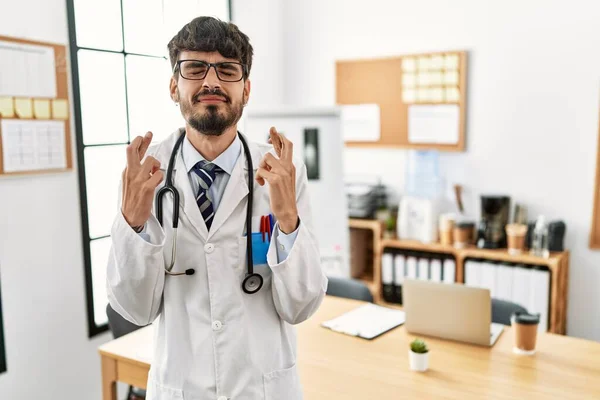 Latynos Brodą Mundurze Lekarza Stetoskopem Biurze Trzymający Kciuki Uśmiechający Się — Zdjęcie stockowe