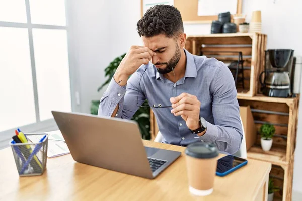 Jovem Árabe Homem Estressado Usando Laptop Trabalhando Escritório — Fotografia de Stock