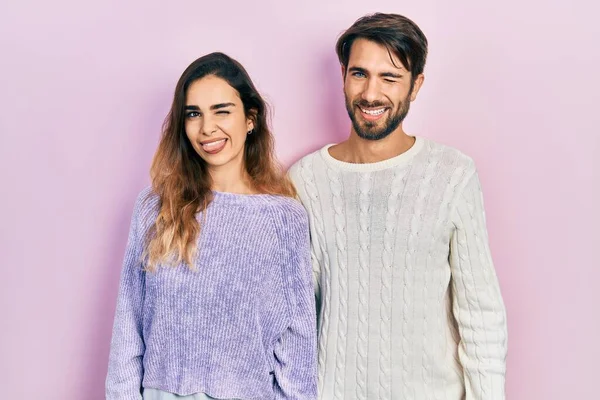Junges Hispanisches Paar Lässiger Kleidung Zwinkernd Die Kamera Blickend Mit — Stockfoto