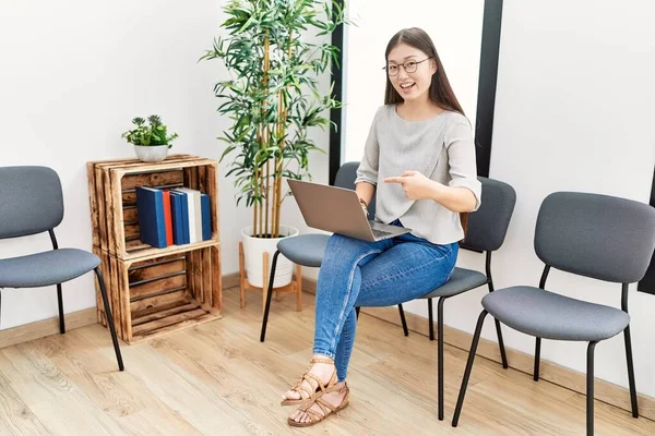 Jonge Aziatische Verpleegster Zitten Wachtkamer Met Behulp Van Laptop Glimlachen — Stockfoto