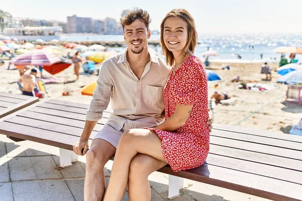 Junges Hispanisches Paar Urlaub Lächelt Glücklich Auf Bank Strand — Stockfoto