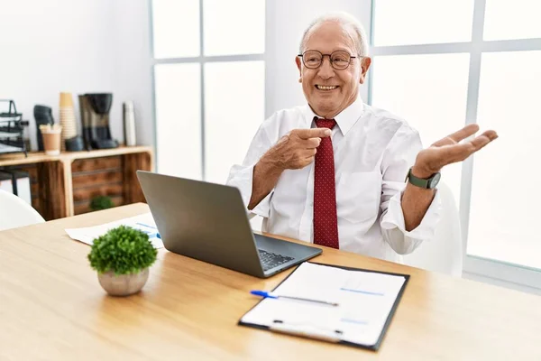 Homem Sênior Trabalhando Escritório Usando Laptop Computador Espantado Sorrindo Para — Fotografia de Stock