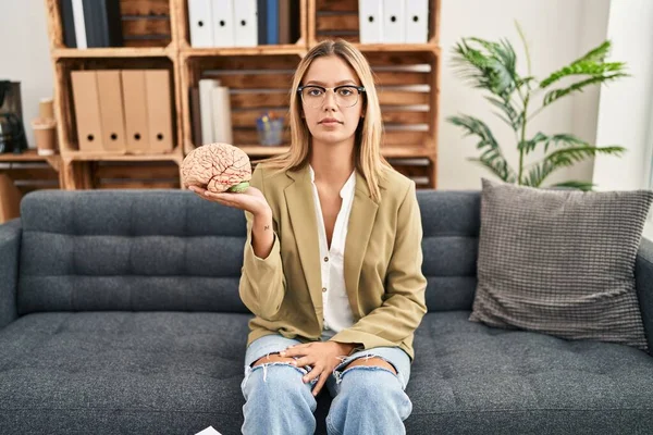Jeune Femme Blonde Travaillant Bureau Thérapie Tenant Attitude Pensée Cérébrale — Photo