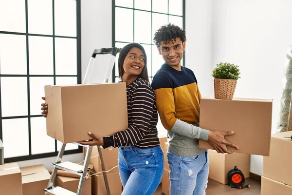 Junges Lateinisches Paar Lächelt Glücklich Und Hält Pappkartons Neuen Zuhause — Stockfoto