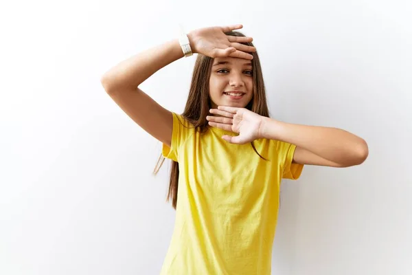 Jeune Adolescente Brune Debout Ensemble Sur Fond Isolé Souriant Gai — Photo