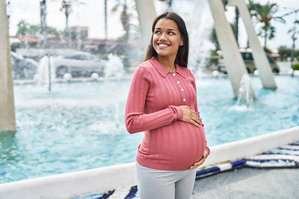 Junge Lateinamerikanische Frau Schwanger Lächelt Selbstbewusst Und Berührt Bauch Auf — Stockfoto