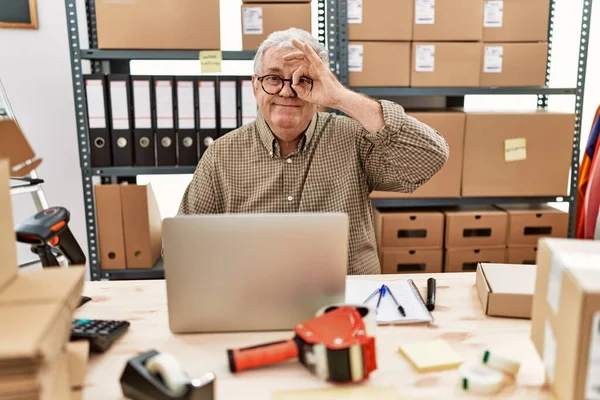 Senior Caucasian Man Working Small Business Ecommerce Laptop Doing Gesture — Foto Stock