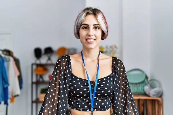 Joven Caucásica Tendero Mujer Sonriendo Feliz Pie Tienda Ropa — Foto de Stock