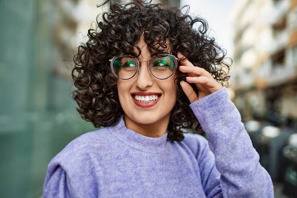 Młoda Kobieta Bliskiego Wschodu Uśmiecha Się Pewnie Nosząc Okulary Ulicy — Zdjęcie stockowe