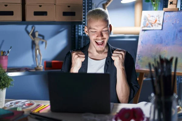 Homem Caucasiano Jovem Usando Laptop Noite Estúdio Arte Muito Feliz — Fotografia de Stock