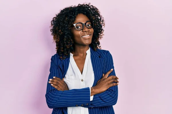 Молодая Африканская Американка Деловой Одежде Очках Счастливое Лицо Улыбающееся Скрещенными — стоковое фото