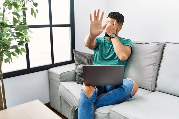 Joven Hombre Guapo Con Barba Usando Ordenador Portátil Sentado Sofá — Foto de Stock