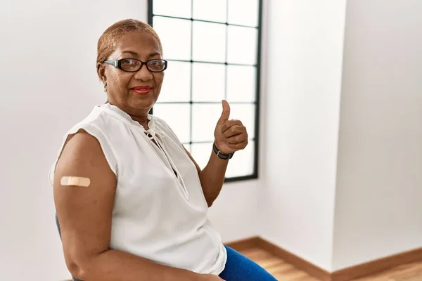 Mujer Hispana Madura Que Recibe Vacuna Mostrando Brazo Con Tirita —  Fotos de Stock