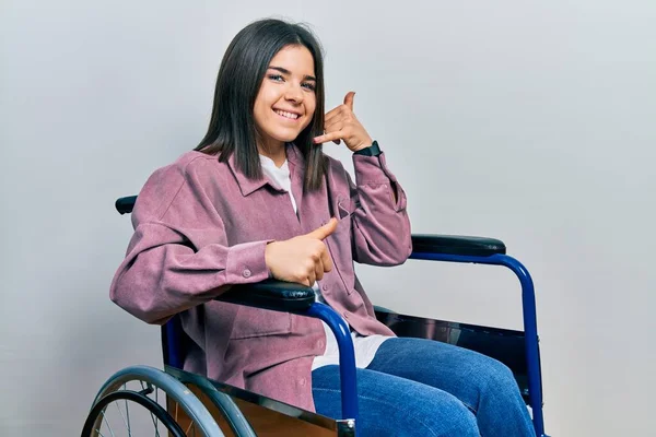 Die Junge Brünette Frau Rollstuhl Lächelt Und Macht Telefongesten Mit — Stockfoto