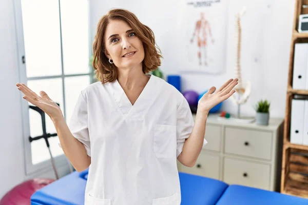 Fisioterapeuta Meia Idade Que Trabalha Clínica Recuperação Dor Sem Noção — Fotografia de Stock