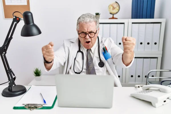 Senior Caucasian Man Wearing Doctor Uniform Stethoscope Clinic Angry Mad — Stockfoto