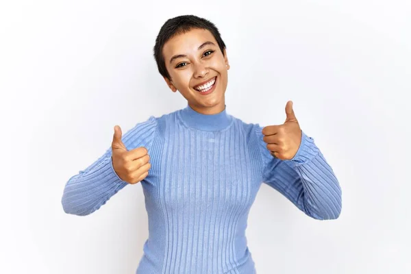 Young Hispanic Woman Short Hair Standing Isolated Background Success Sign — 스톡 사진