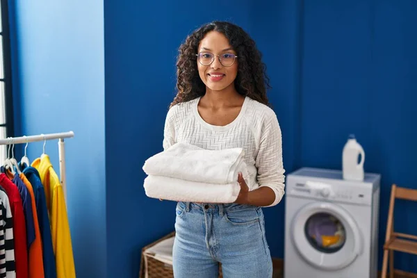 Jovem Mulher Latina Sorrindo Confiante Segurando Toalhas Dobradas Sala Lavandaria — Fotografia de Stock