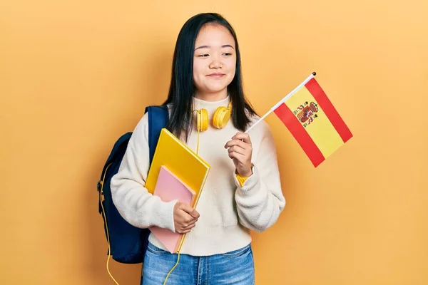 Joven Estudiante Intercambio Chicas Chinas Sosteniendo Bandera Española Sonriendo Mirando —  Fotos de Stock