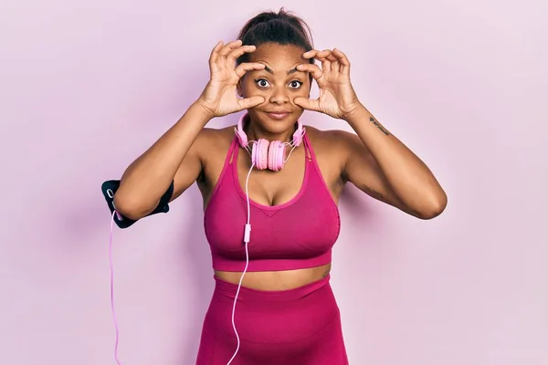 Chica Afroamericana Joven Usando Ropa Gimnasio Usando Auriculares Tratando Abrir —  Fotos de Stock