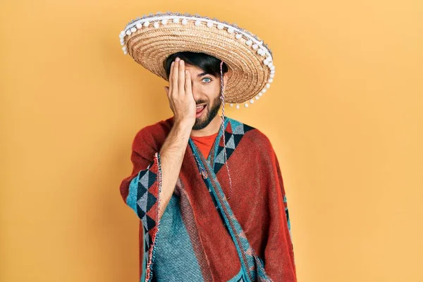 Jovem Hispânico Segurando Chapéu Mexicano Cobrindo Olho Com Mão Sorriso — Fotografia de Stock