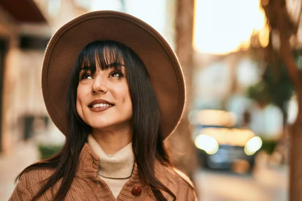 Brunette Woman Wearing Winter Hat Smiling Outdoors City — Stock Photo, Image