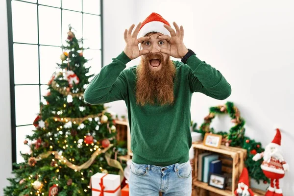 Pelirrojo Con Barba Larga Usando Sombrero Navidad Por Árbol Navidad —  Fotos de Stock