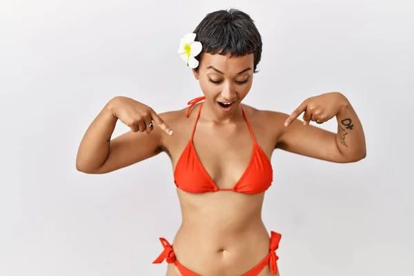 Young Hispanic Woman Short Hair Wearing Bikini Pointing Fingers Showing — Stock Fotó