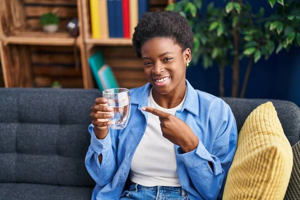 Africano Americano Mulher Beber Copo Água Sorrindo Feliz Apontando Com — Fotografia de Stock