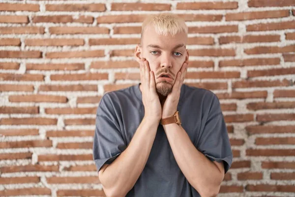 Jonge Blanke Man Staat Bakstenen Muur Vermoeide Handen Bedekken Gezicht — Stockfoto