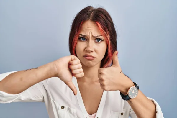 Jonge Blanke Vrouw Draagt Casual Wit Shirt Geïsoleerde Achtergrond Doen — Stockfoto