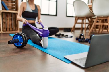 Evde elastik bant kullanan kendine güvenen İspanyol bir kadın.