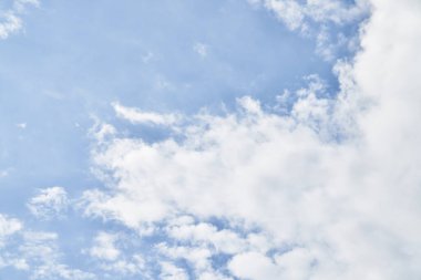 Güneşli bir günde bulutlu güzel mavi gökyüzü