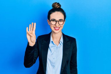 İş kıyafetleri ve gözlük takan genç İspanyol kız dört numarayı gösterip işaret ederken kendinden emin ve mutlu bir şekilde gülümsüyor.. 