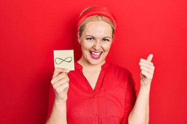 Genç sarışın kadın sonsuz bir sembol tutuyor. Gururla bağırıyor, zaferi ve başarıyı kutluyor. Kollarını kaldırıp heyecanla bekliyor. 