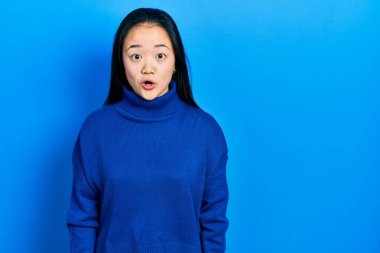 Gündelik kıyafetler giyen genç Çinli kız şaşkınlık dolu bir ifade, korku ve heyecan dolu bir yüz ifadesiyle şoka girdi.. 