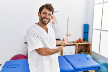 Genç, yakışıklı fizyoterapist. Ağrı kesici kliniğinde çalışıyor. 