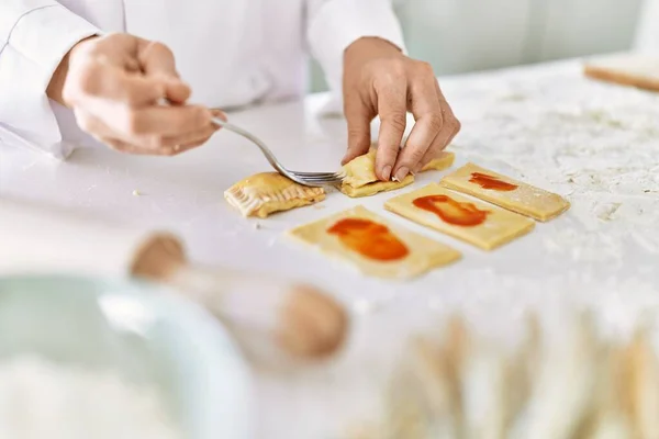 Jonge Vrouw Draagt Kok Uniform Koken Pasta Keuken — Stockfoto