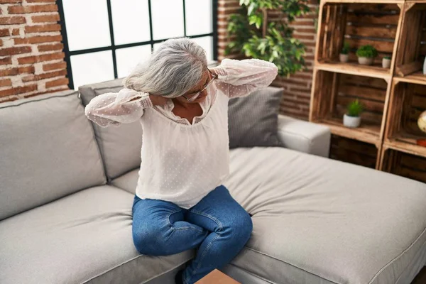 Mujer Mediana Edad Sentada Sofá Sufriendo Dolor Cuello Casa —  Fotos de Stock