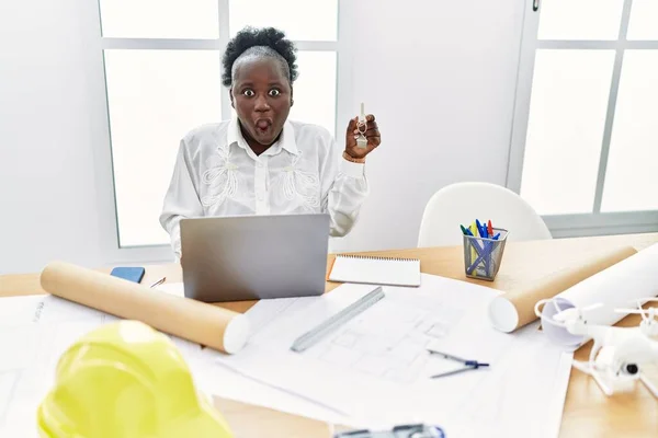 Young African Woman Working Architecture Studio Holding House Keys Scared — ストック写真