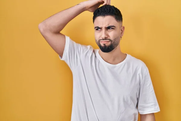 Jonge Knappe Man Draagt Casual Shirt Gele Achtergrond Verwarren Vragen — Stockfoto