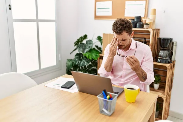 Young Hispanic Man Stressed Working Office — Foto Stock