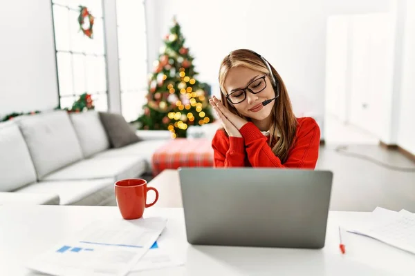Young Caucasian Girl Sitting Table Working Using Laptop Christmas Tree — Stockfoto