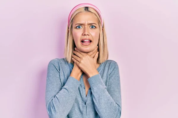 Beautiful Blonde Woman Standing Pink Background Shouting Suffocate Because Painful — Stock Photo, Image