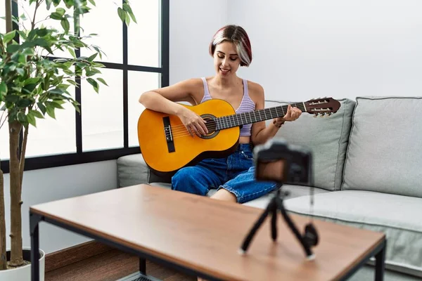 Menina Branca Jovem Gravando Concerto Guitarra Usando Câmera Sentada Sofá — Fotografia de Stock