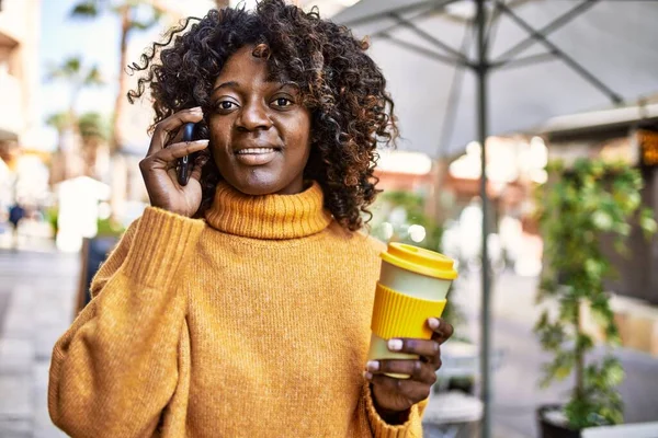 Afričanky Americká Žena Mluví Smartphone Pití Kávy Ulici — Stock fotografie