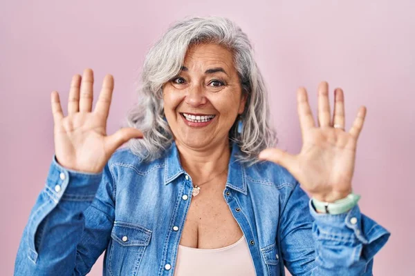 Middelbare Leeftijd Vrouw Met Grijs Haar Staan Roze Achtergrond Tonen — Stockfoto