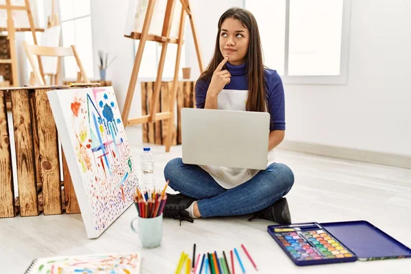 Young Brunette Woman Sitting Floor Art Studio Laptop Serious Face — Stock Photo, Image